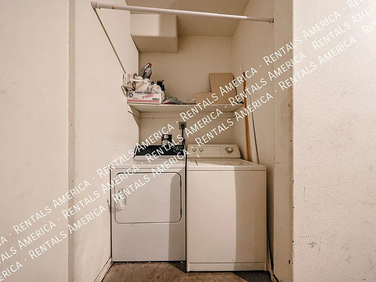 1022 W Westchester Ave — Photo 19