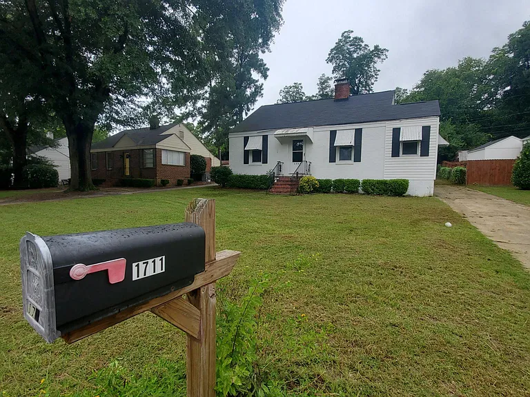 1711 Oak Dr — Photo 2