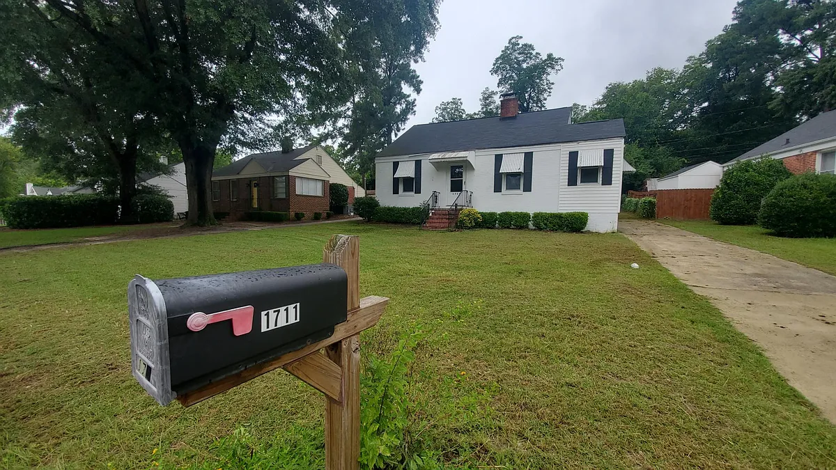 Building Photo - 1711 Oak Dr