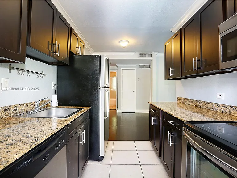 95 Edgewater Dr #206 — Photo 4