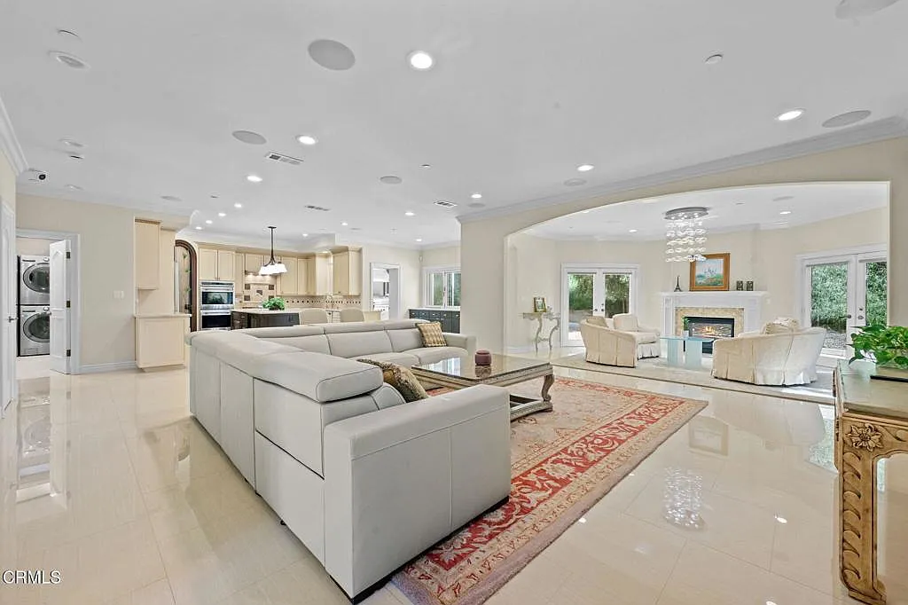 7 bed, 5.5 bath, 6160 sqft, $10,300 — Photo 3
