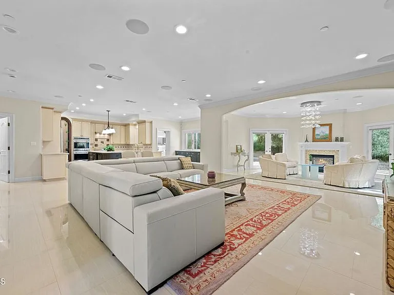 3263 New York Dr — Photo 3