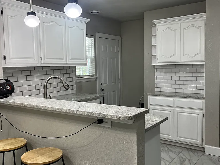 326 E Young Pl — Photo 3