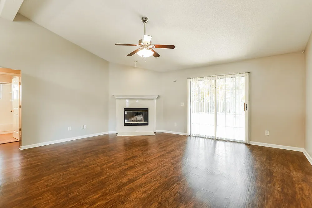 3 bed, 2.0 bath, 1425 sqft, $2,045 — Photo 4