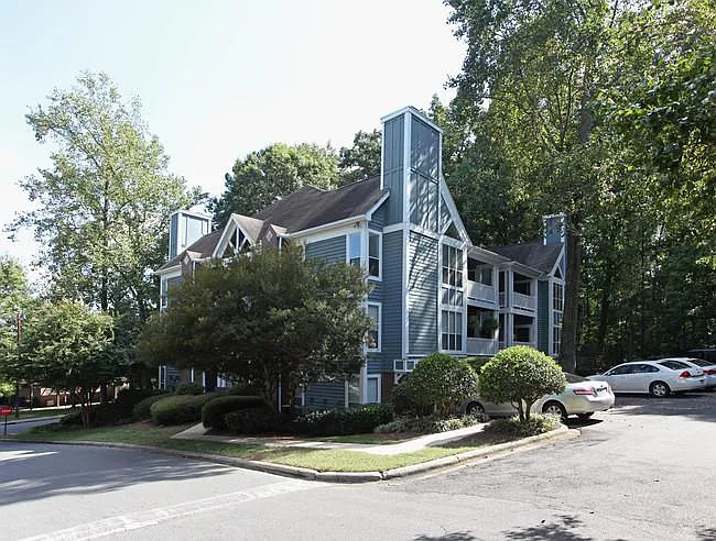 2 bed, 813 sqft, $1,900 — Photo 2