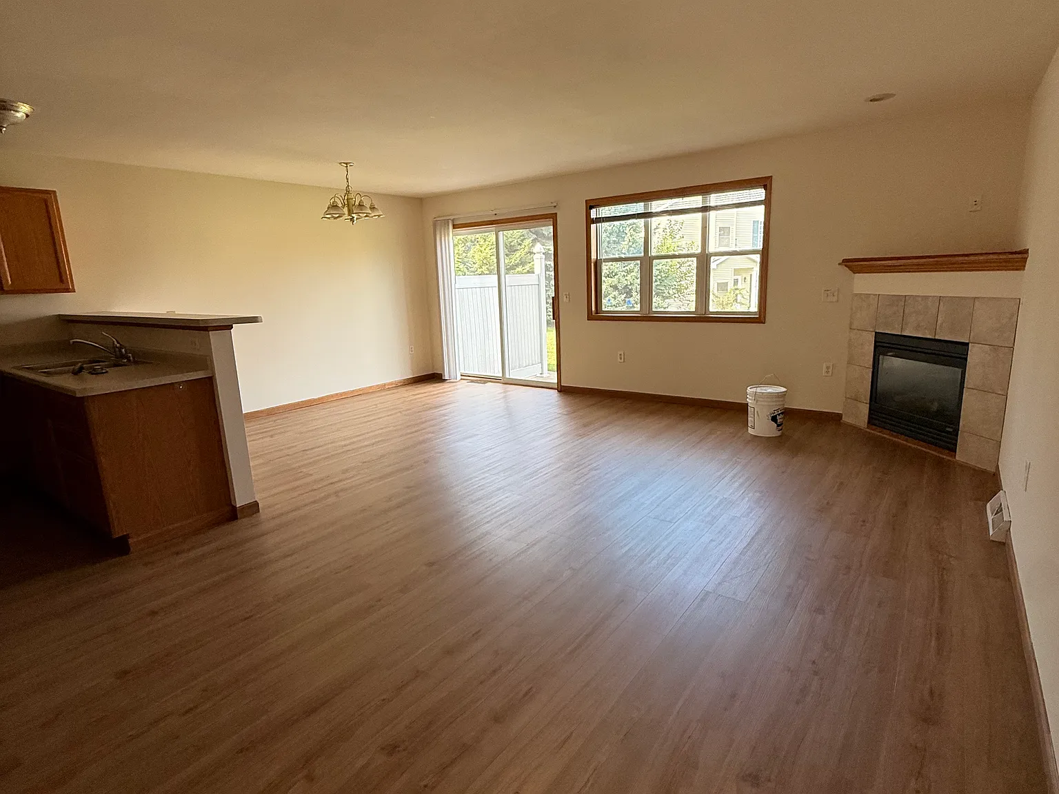2 bed, 2.5 bath, 1300 sqft, $2,095 — Photo 2