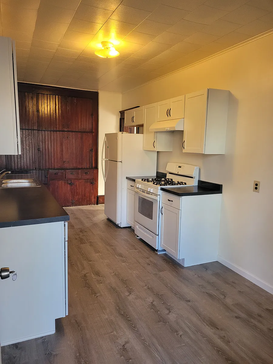 Kitchen - 54 River St #3