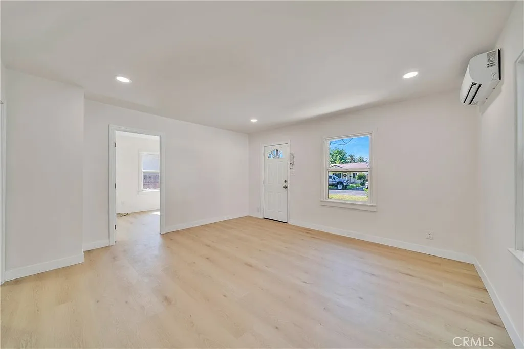 3 bed, 1067 sqft, $2,900 — Photo 3