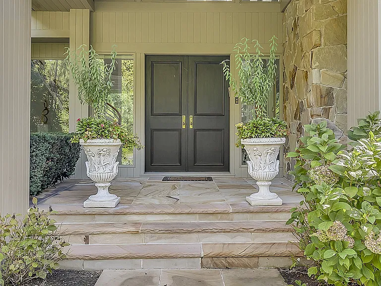 5 Coachmans Ct — Photo 37