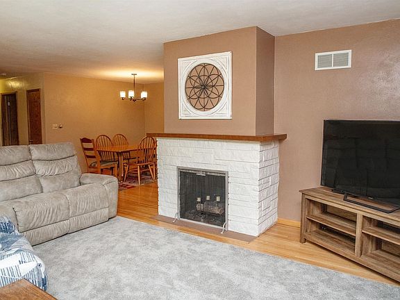 5th image of 504 3rd Ave NE
