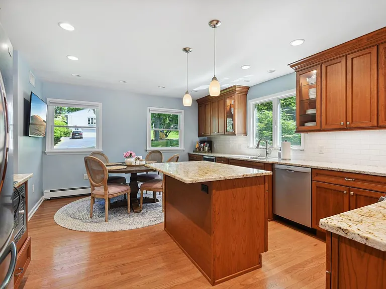 204 Deerfield Ln — Photo 4