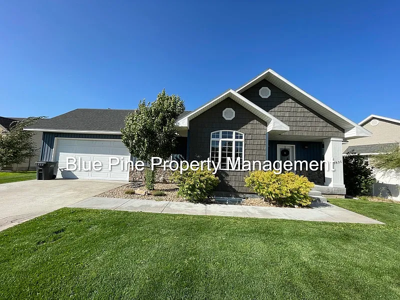 5 bed, 3.0 bath, 2718 sqft, $2,500 — Photo 1