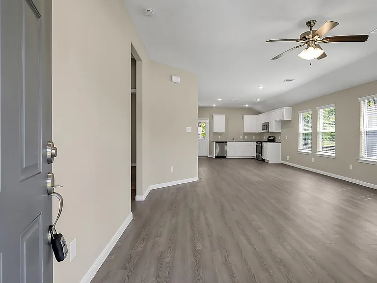 811 Jefferson Ave — Photo 3