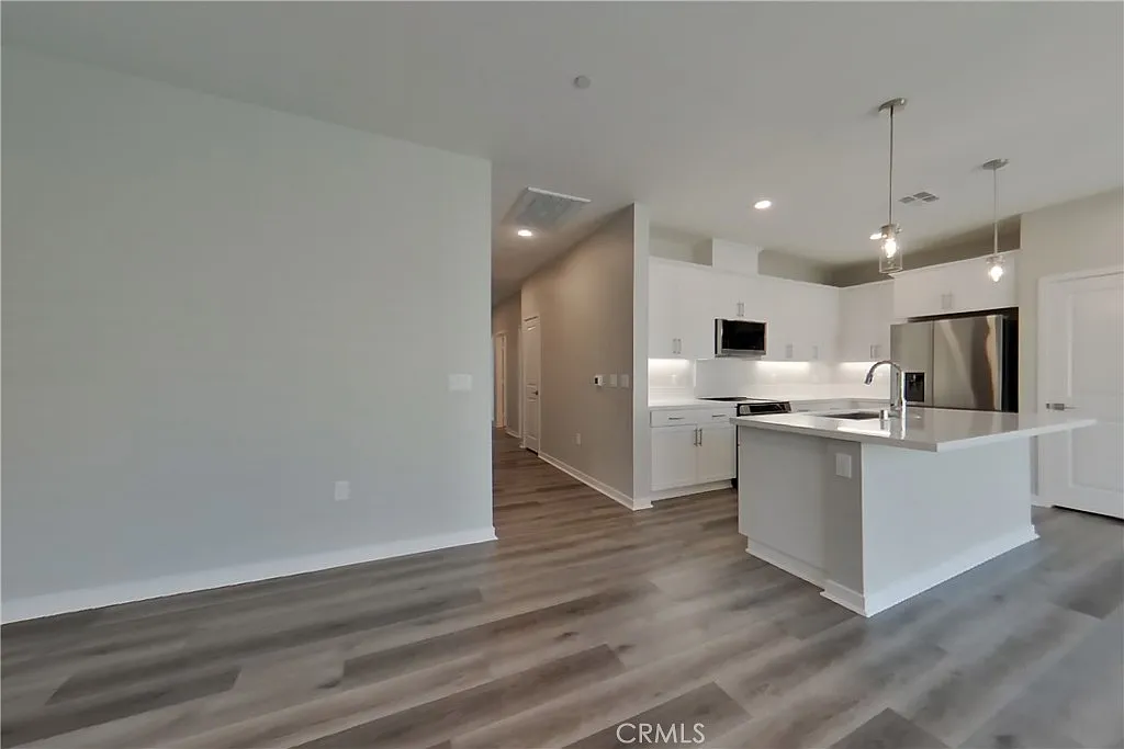 3 bed, 1429 sqft, $4,249 — Photo 3