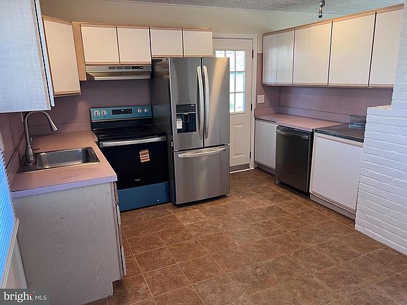3rd image of 434 Thornridge Dr