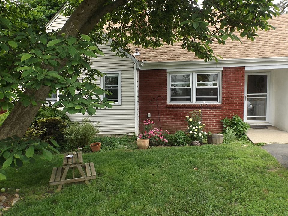 1st image of 52 Oliver Ave