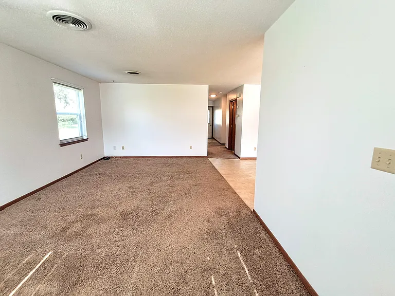 950 N Larson St — Photo 2