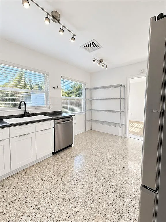 2 bed, 2.0 bath, 1090 sqft, $2,300 — Photo 3
