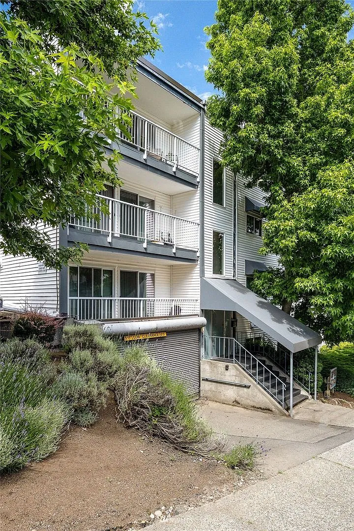Fabulous City Living- Top Floor One Bedroom Condo-With Parking — Photo 1