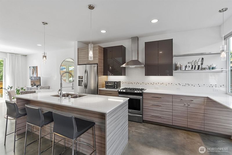 4th image of 7016 California Avenue SW #E