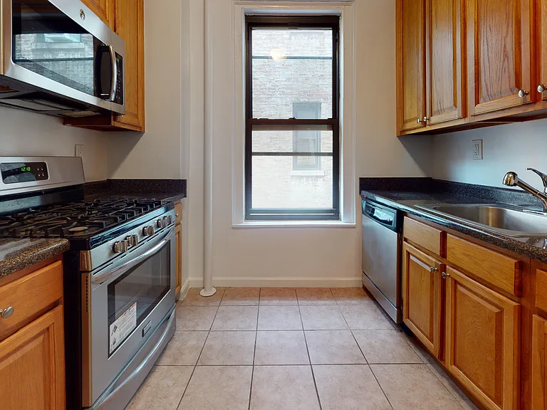 656 W 204th St #34 — Photo 4