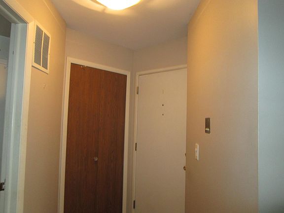 2nd image of 200 Charleston Ct Unit 7