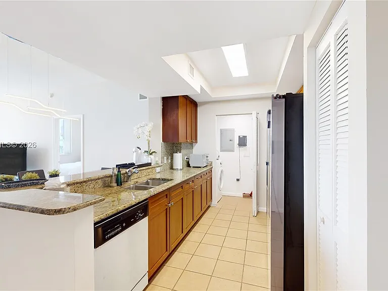 19501 W Country Club Dr #Penthouse 10 — Photo 4