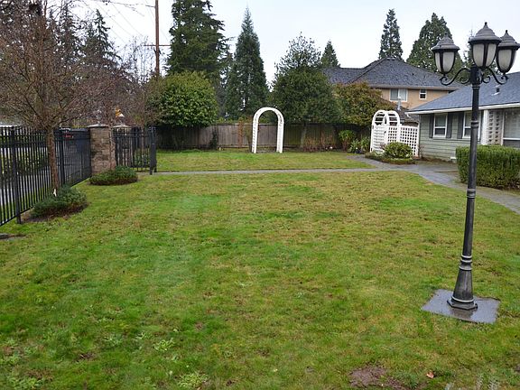 3rd image of 1320 100th Ave NE