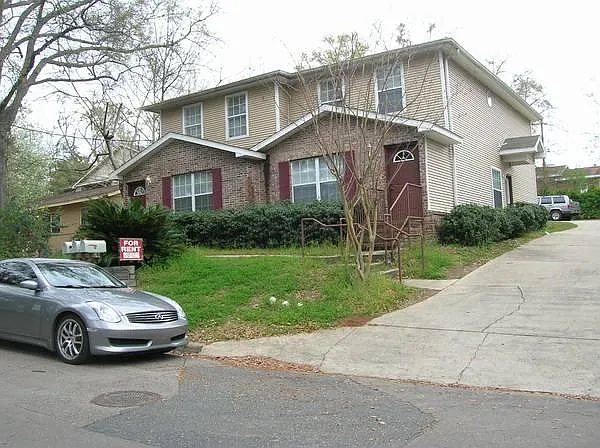 211 Fifield Ln — Photo 1