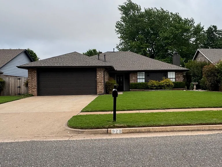 920 Countrywood Ln — Photo 1