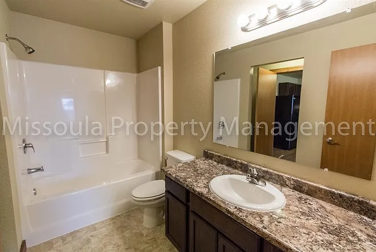Midtown Apartments — Photo 18