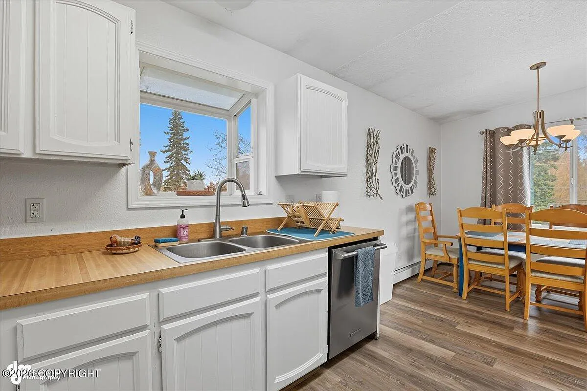 3 bed, 1.0 bath, 1214 sqft, $2,400 — Photo 3