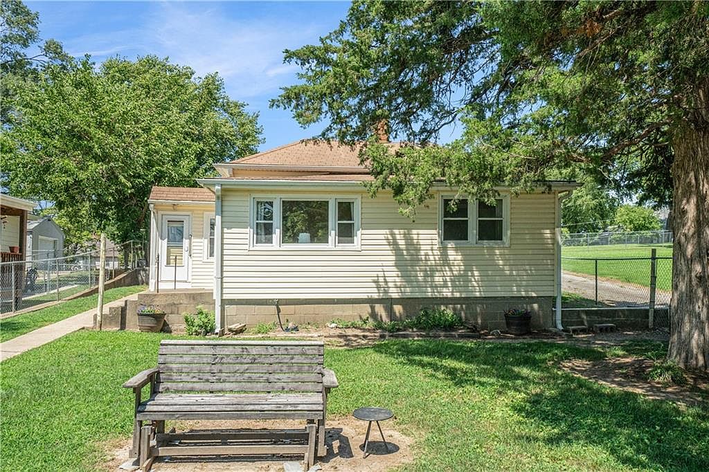 34 Limit St, Leavenworth, KS 66048 | Zillow