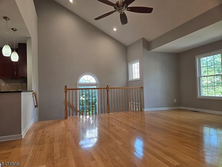 313 Winthrop Dr — Photo 2