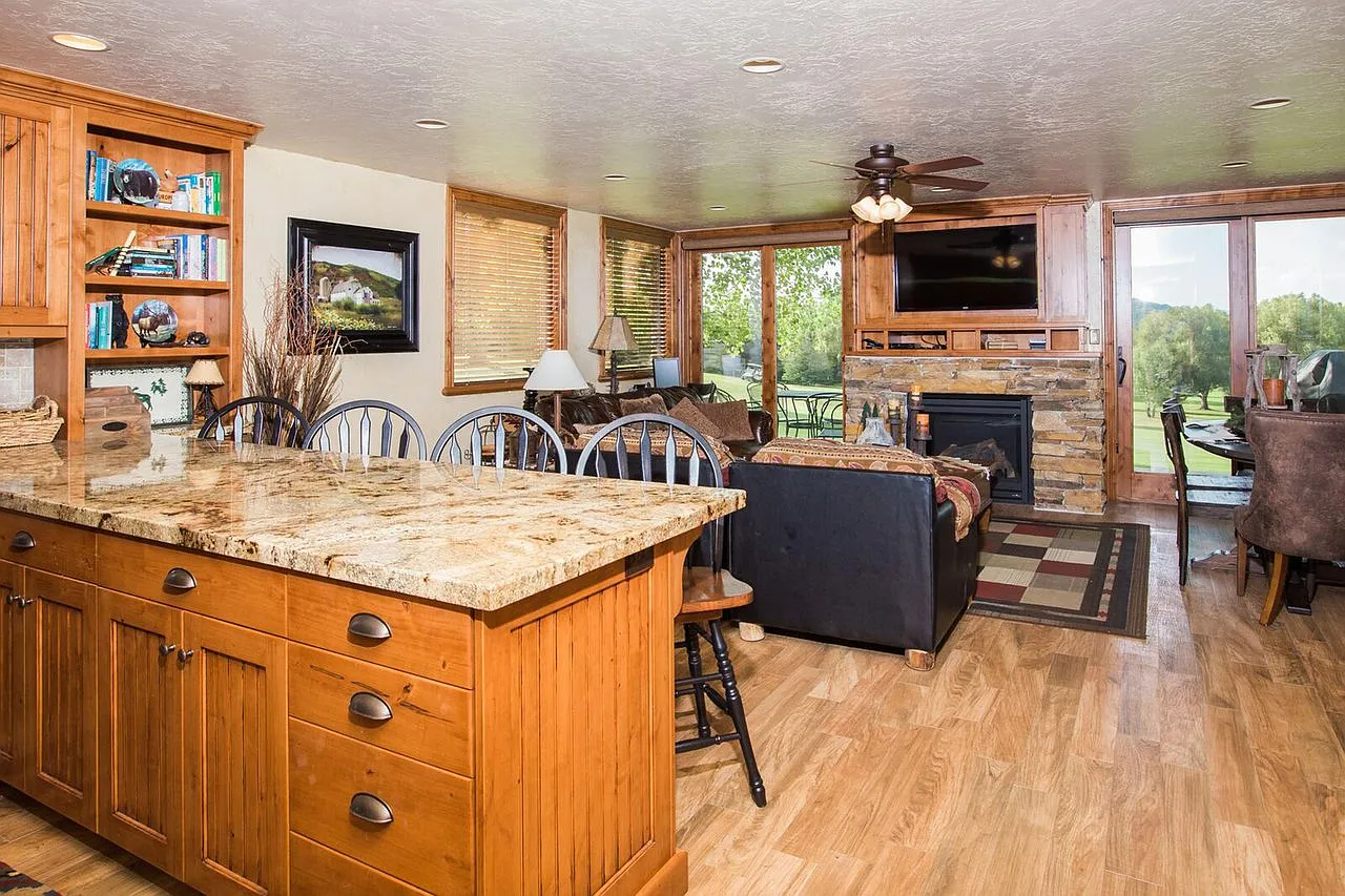 4 bed, 3.5 bath, 1320 sqft, $4,800 — Photo 2