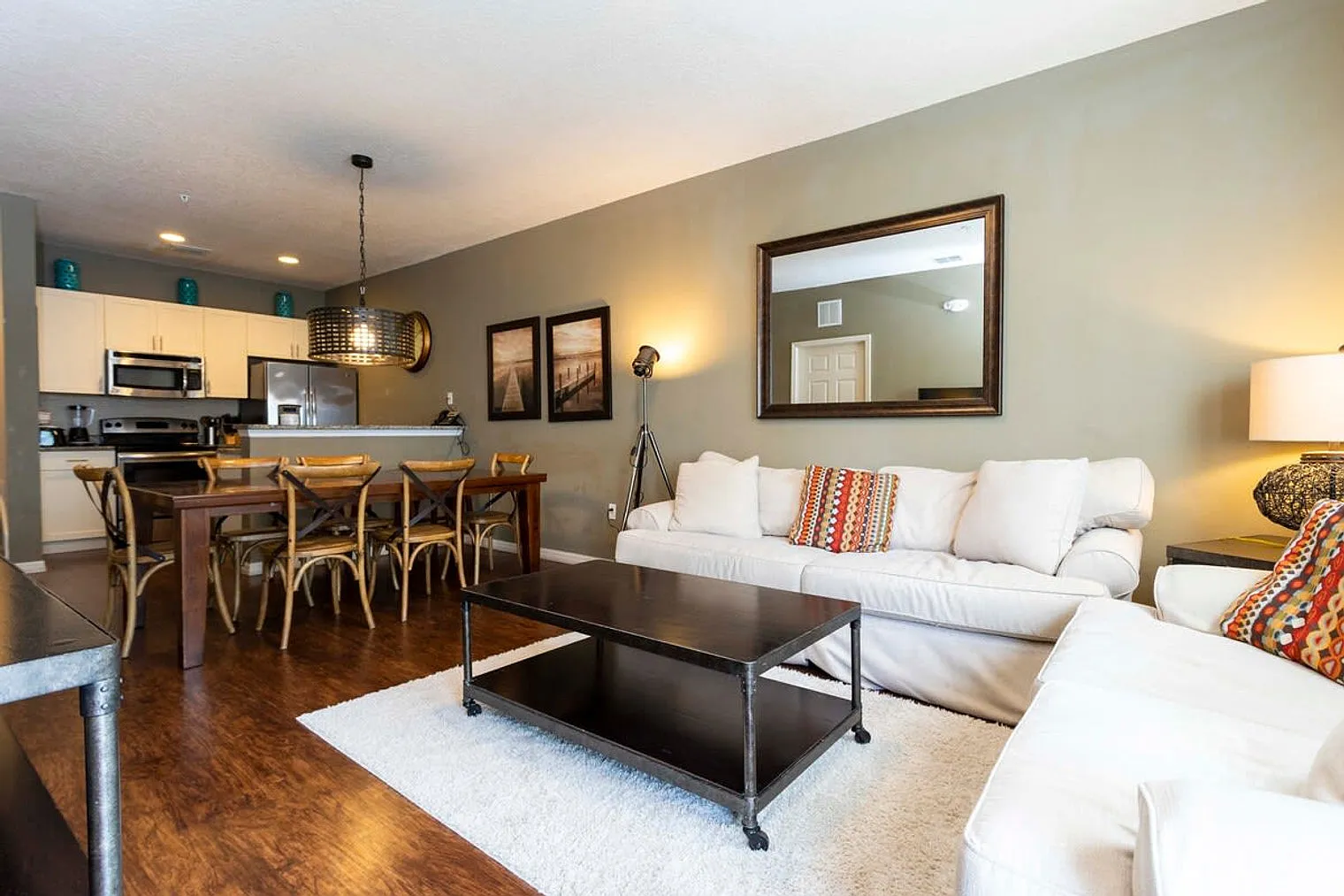 3 bed, 2.0 bath, 1323 sqft, $2,864 — Photo 2