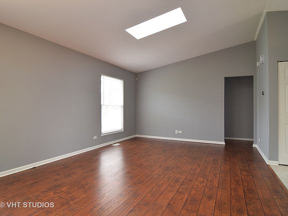 5th image of 1775 Shorewood Dr W
