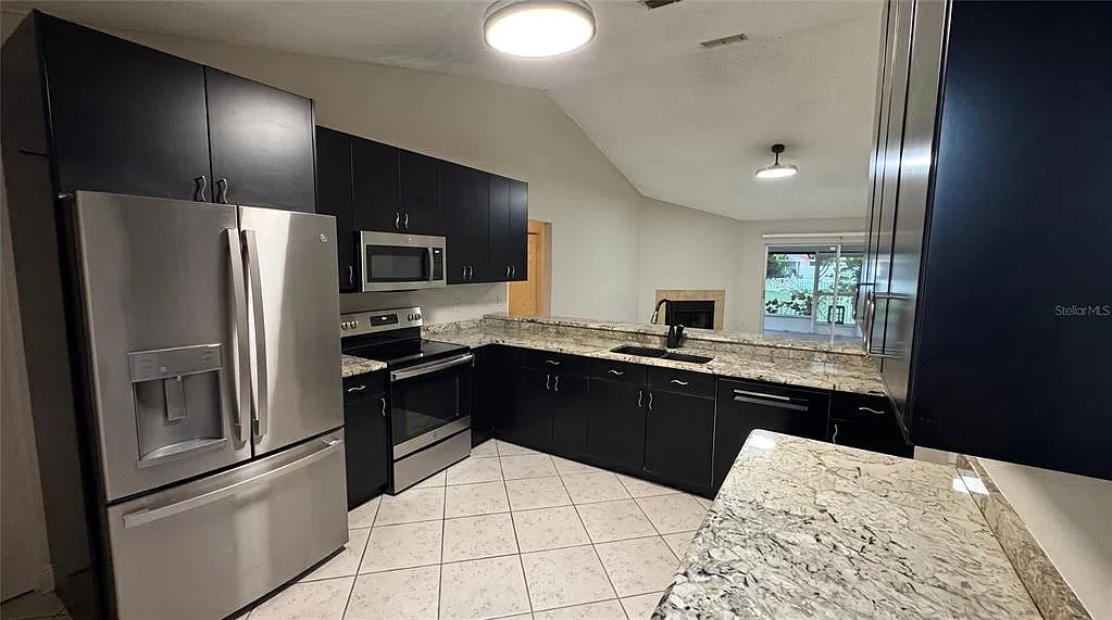 3 bed, 2.0 bath, 1337 sqft, $2,500 — Photo 2