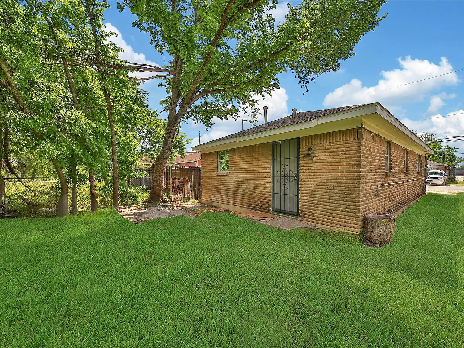 2 bed, 1.0 bath, 777 sqft, $1,095 — Photo 2