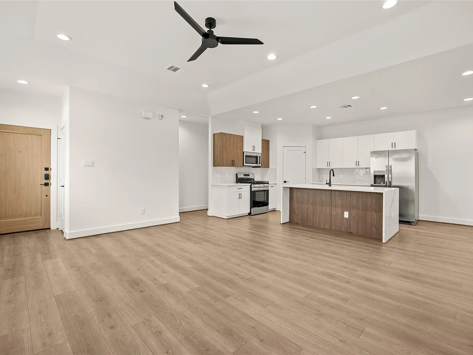 3 bed, 2.0 bath, 1575 sqft, $2,510 — Photo 3