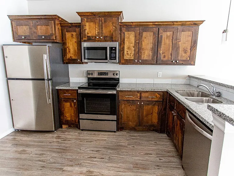 Stunning 4 Bedroom Near Tech — Photo 8