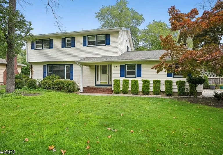 54 Canterbury Dr — Photo 2
