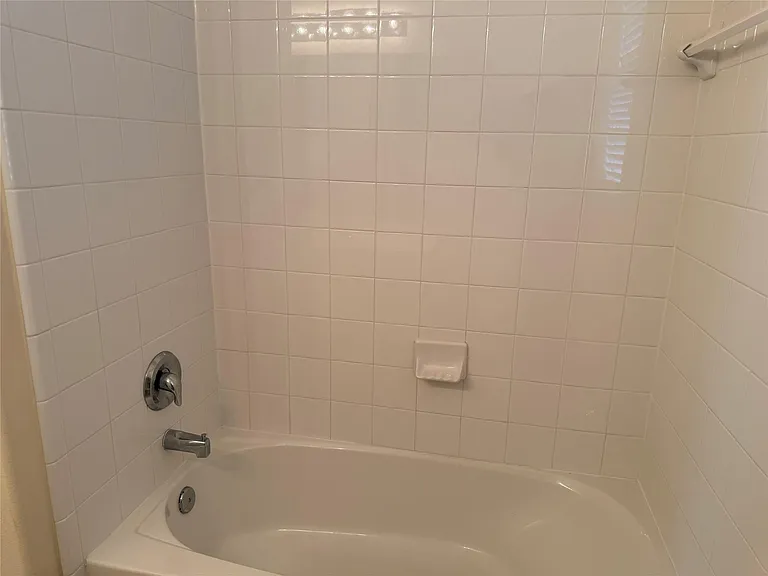 10727 Gilford Crest Dr — Photo 23