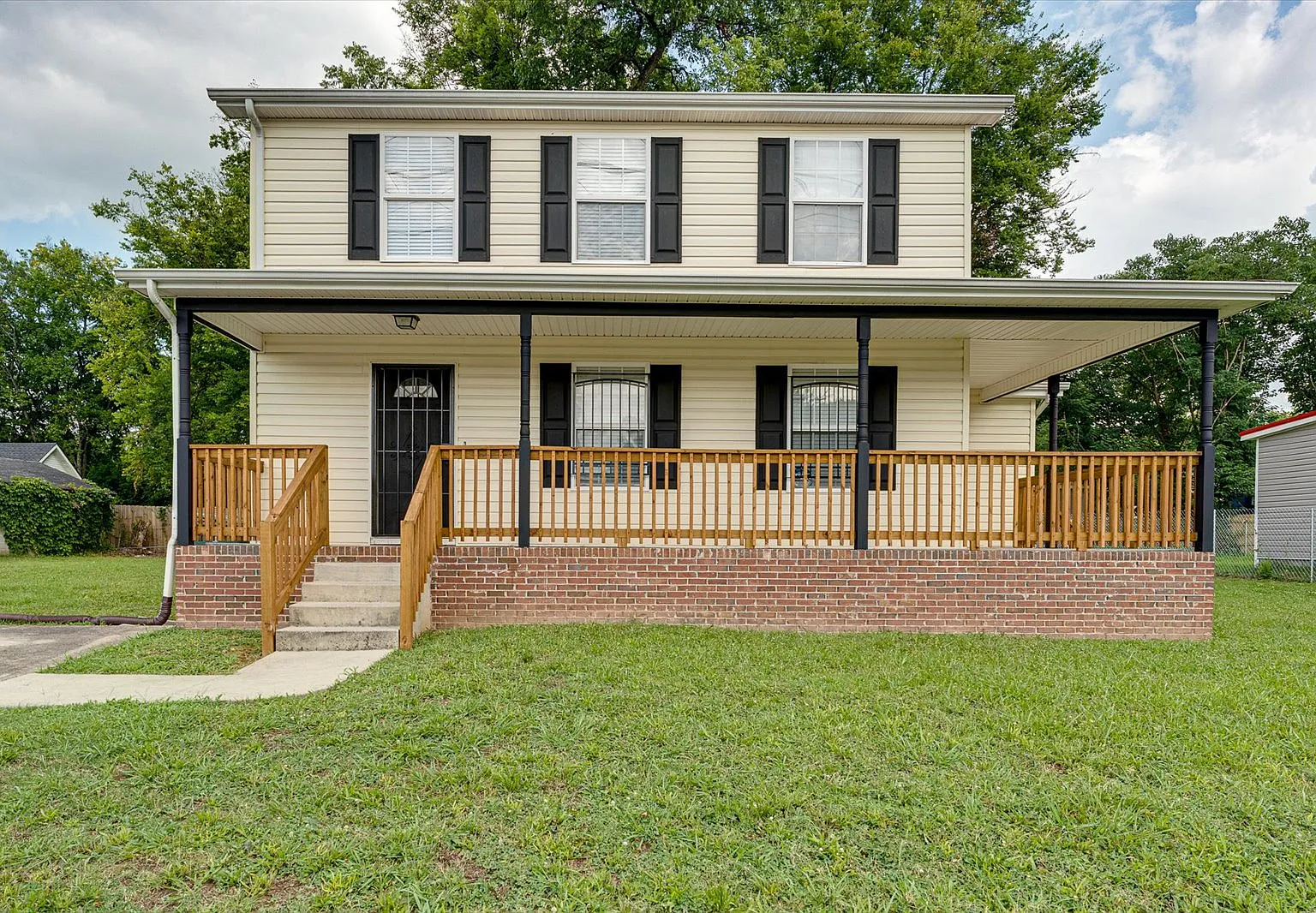 1320 Roanoke Ave — Photo 1