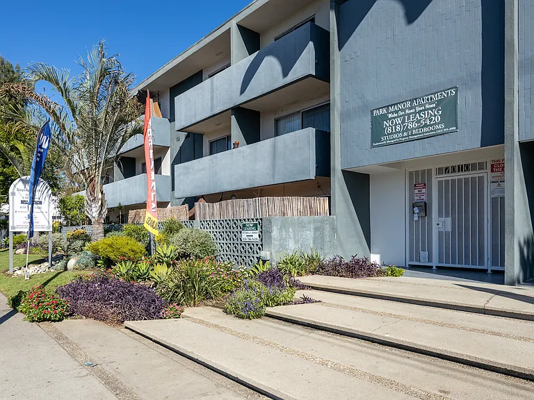 Park Manor Apartments — Photo 3