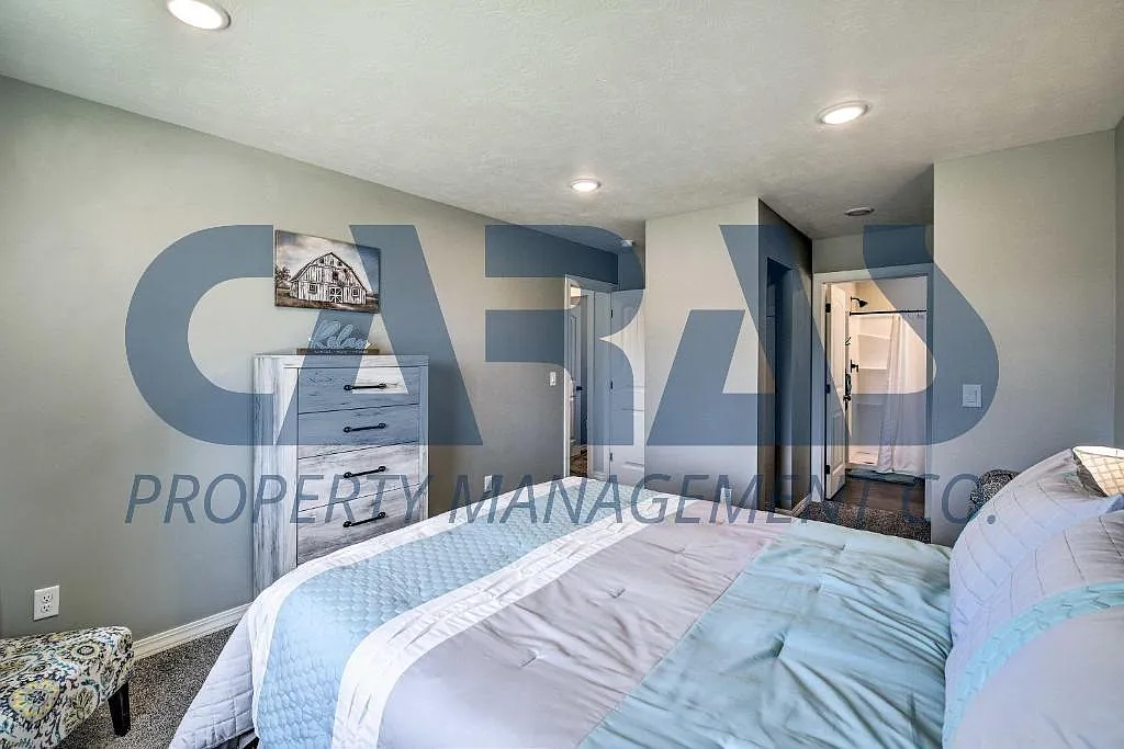 3 bed, 1300 sqft, $2,000 — Photo 2