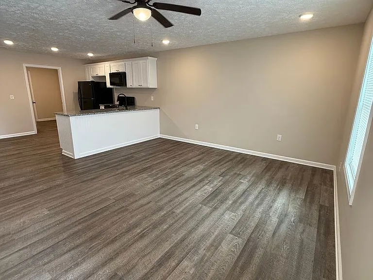100 Crestview Dr — Photo 3