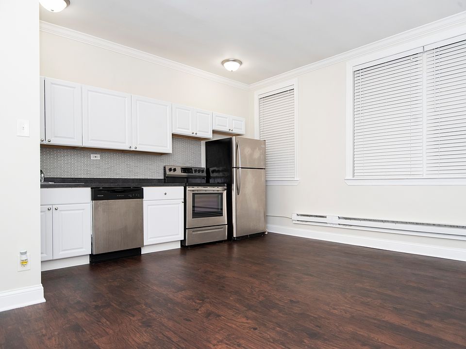 1st image of 3345 N Marshfield Ave #1077