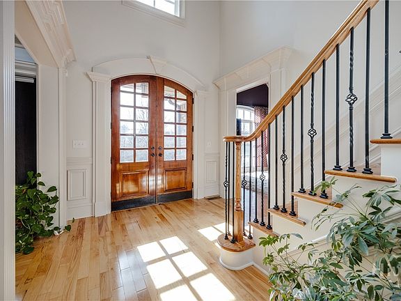 5th image of 2041 Lakewood Manor Drive