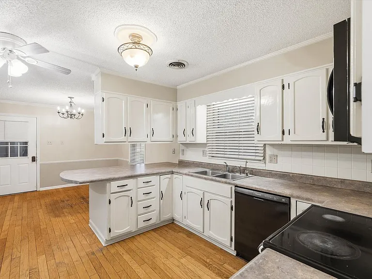 1610 Hillcrest Dr — Photo 42